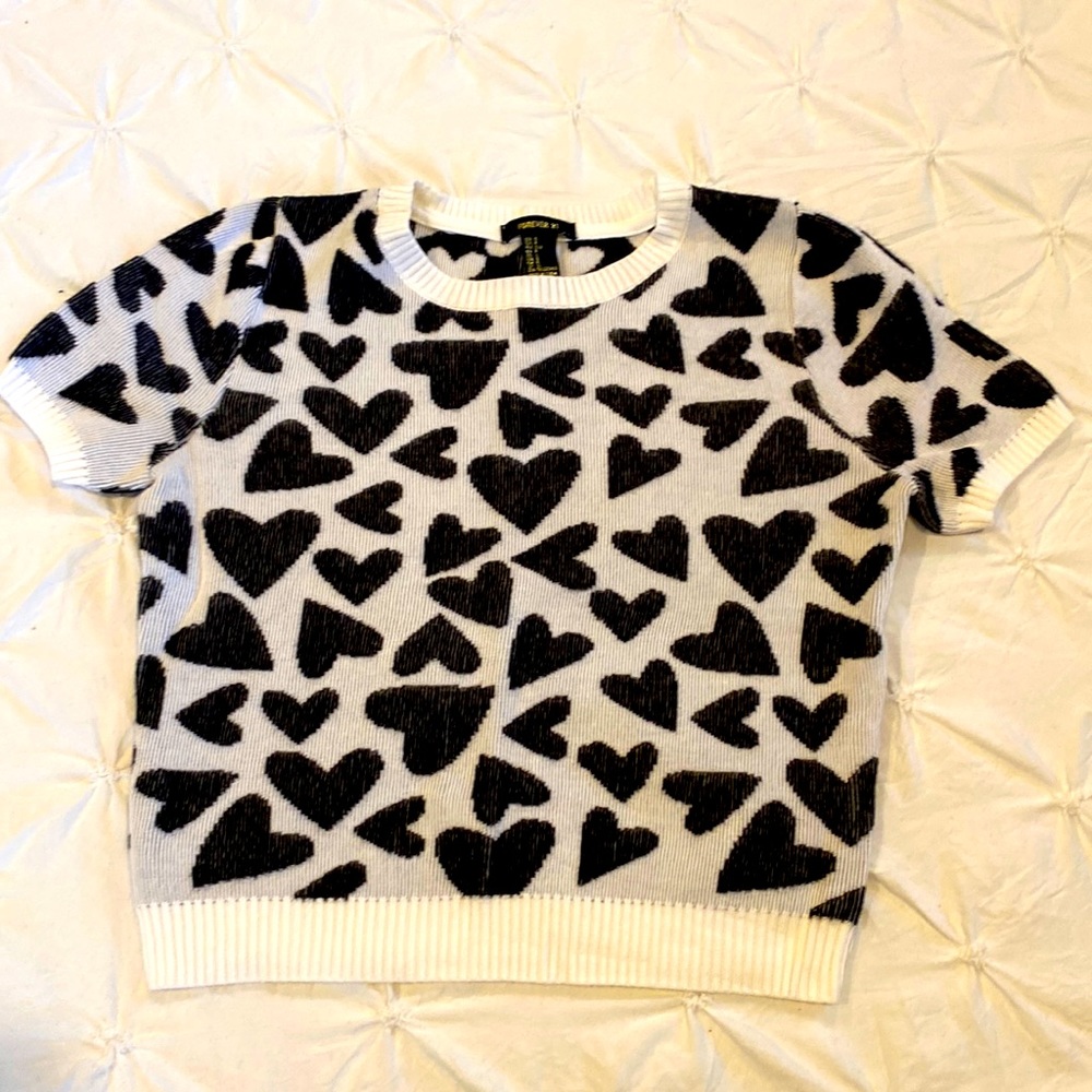Short sleeve cropped sweater top with hearts, size S black and white
